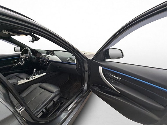 BMW 320i 24 of 30