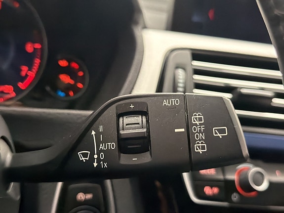 BMW 320i 17 of 30