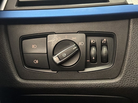 BMW 320i 14 of 30