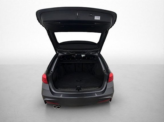 BMW 320i 27 of 30