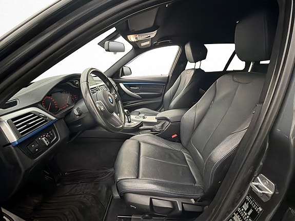 BMW 320i 11 of 30