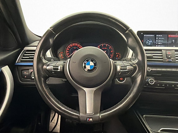 BMW 320i 13 of 30