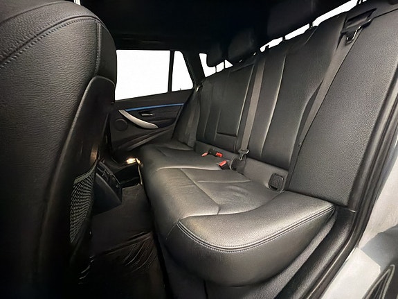 BMW 320i 26 of 30