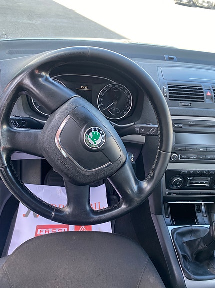 Skoda Octavia 2 of 9