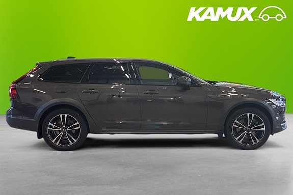 Volvo V90 Cross Country 2 of 26
