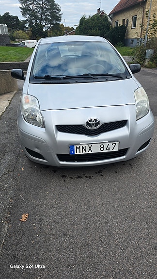 Toyota Yaris 3 of 6