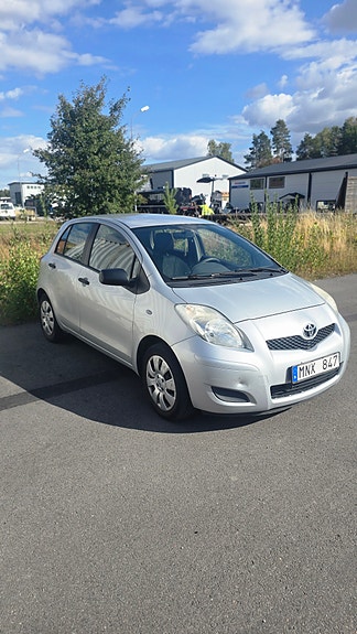 Toyota Yaris 2 of 6