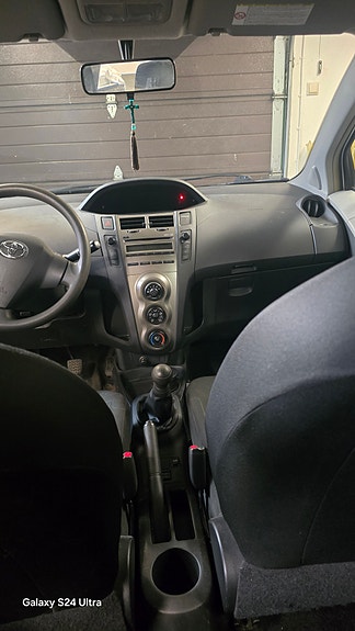 Toyota Yaris 4 of 6
