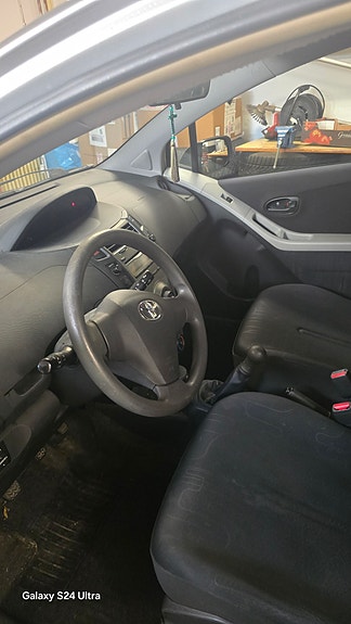 Toyota Yaris 5 of 6
