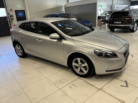 Volvo V40 2 of 21