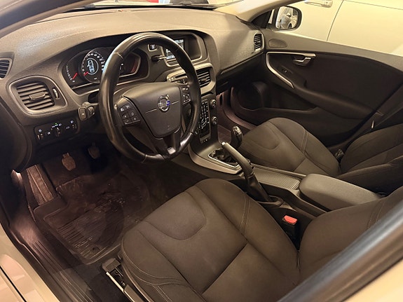 Volvo V40 12 of 17