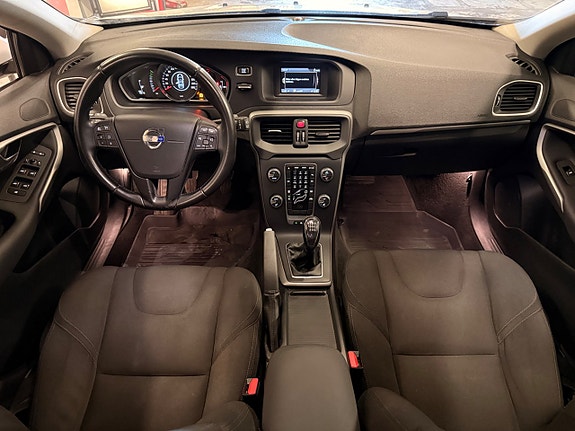 Volvo V40 9 of 17