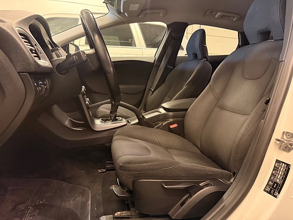 Volvo V40 13 of 17