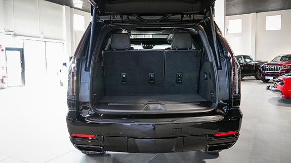 Cadillac Escalade 7 of 30