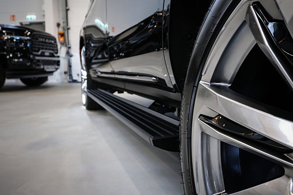 Cadillac Escalade 8 of 30