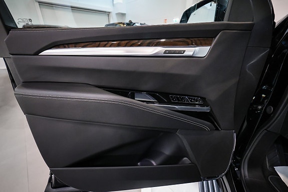 Cadillac Escalade 27 of 30