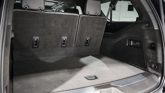 Cadillac Escalade 30 of 30