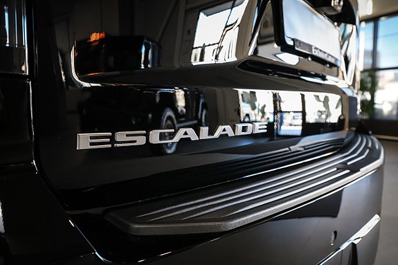 Cadillac Escalade 12 of 30