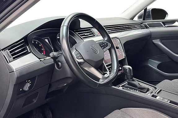 Volkswagen Passat 12 of 30