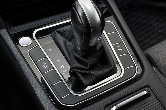 Volkswagen Passat 30 of 30