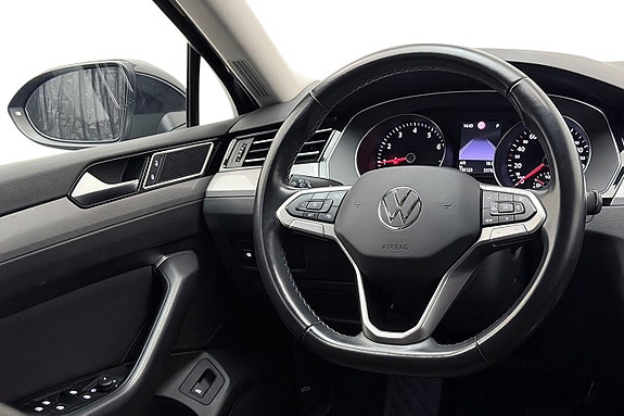 Volkswagen Passat 16 of 30
