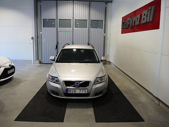 Volvo V50 2 of 15
