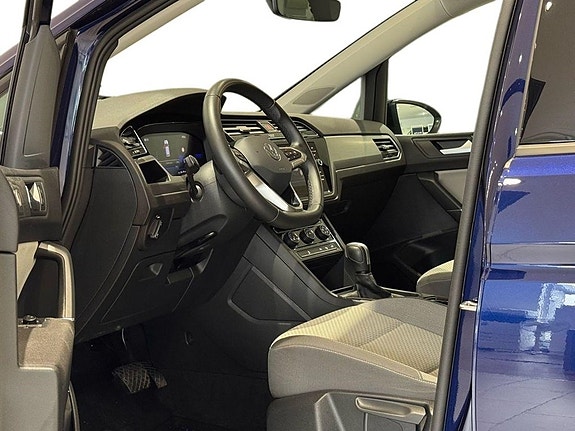 Volkswagen Touran 9 of 27