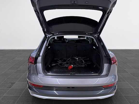 Audi e-tron 8 of 20