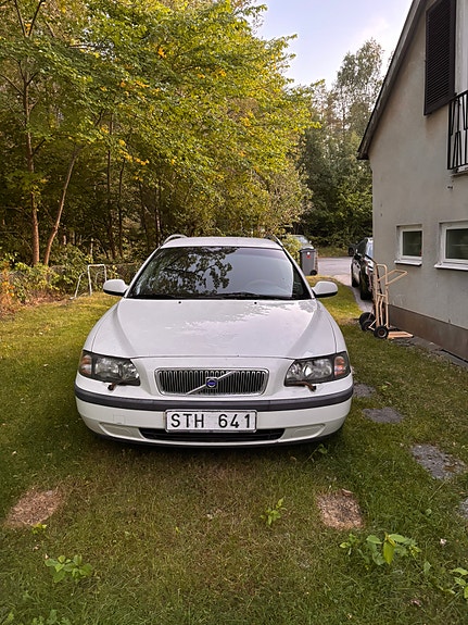 Volvo V70 2 of 8