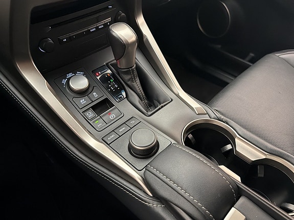 Lexus NX300h 24 of 30