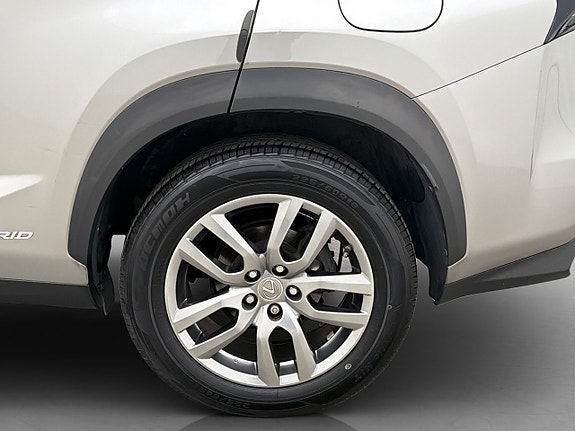 Lexus NX300h 28 of 30