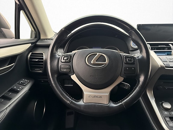 Lexus NX300h 14 of 30