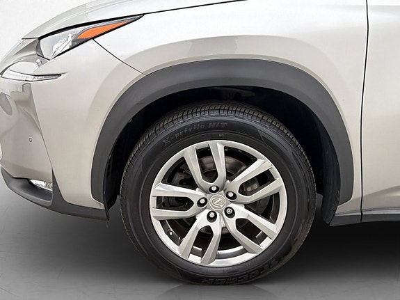 Lexus NX300h 27 of 30