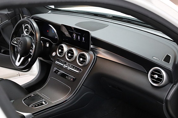 Mercedes-Benz GLC300 e 19 of 28