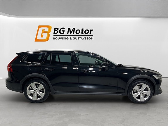 Volvo V60 Cross Country 3 of 21