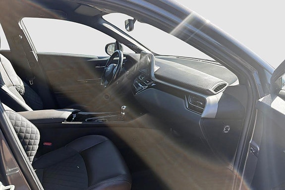 Toyota C-HR 6 of 12