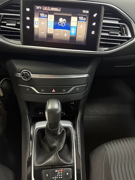 Peugeot 308 SW 11 of 16