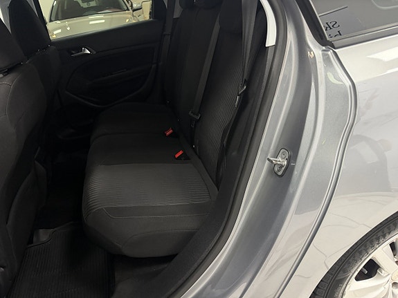 Peugeot 308 SW 13 of 16