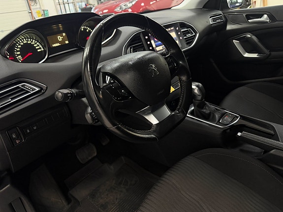 Peugeot 308 SW 8 of 16