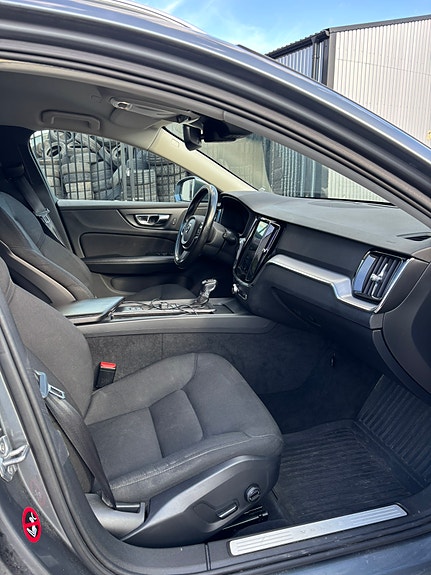 Volvo V60 2 of 8