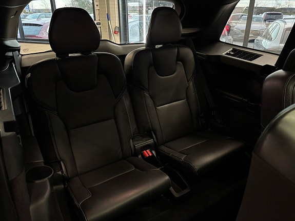 Volvo XC90 30 of 30