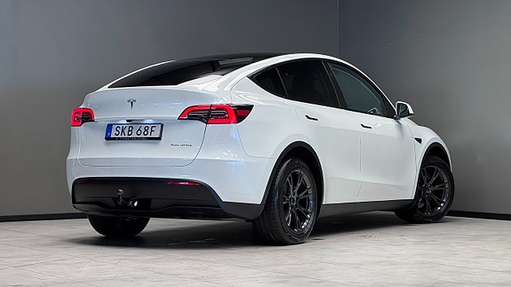 Tesla Model Y 16 of 20