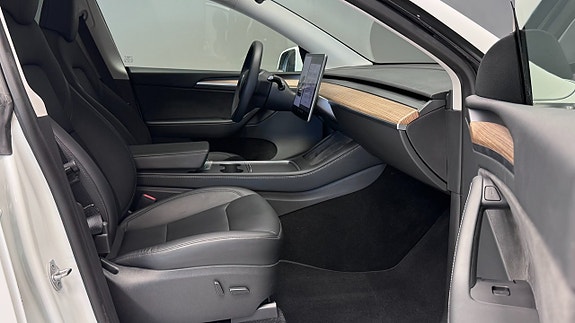Tesla Model Y 12 of 20