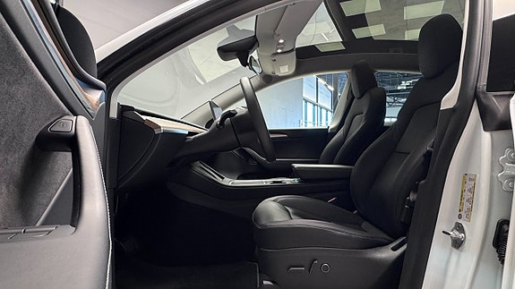 Tesla Model Y 10 of 20