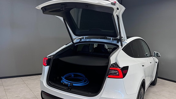 Tesla Model Y 14 of 20