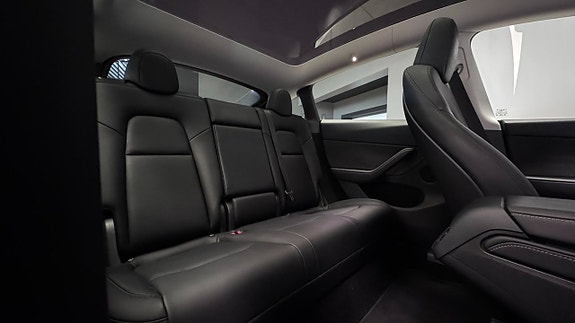 Tesla Model Y 13 of 20