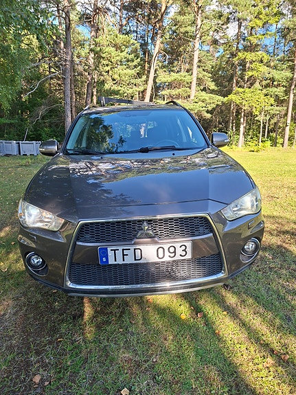Mitsubishi Outlander 2 of 12