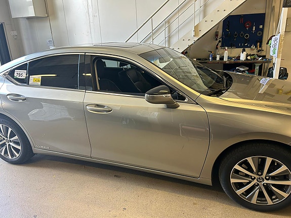 Lexus ES300h 3 of 3