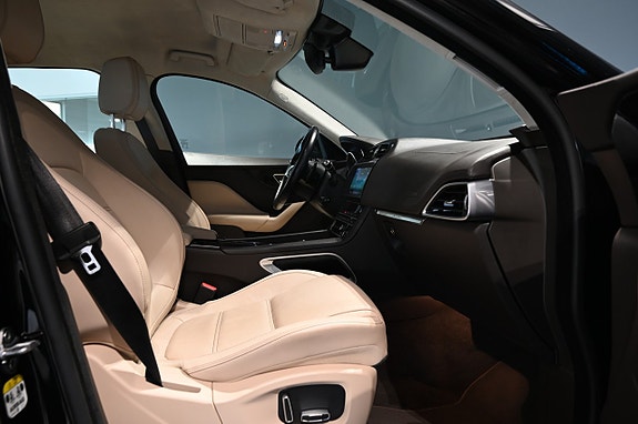 Jaguar F-PACE 12 of 27