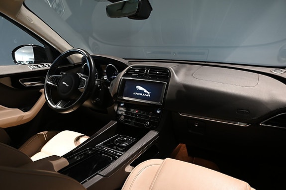 Jaguar F-PACE 13 of 27